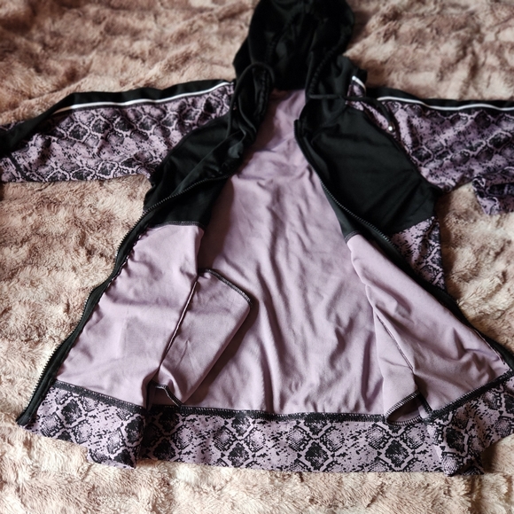 Serpent print workout sweater. - Picture 2 of 6